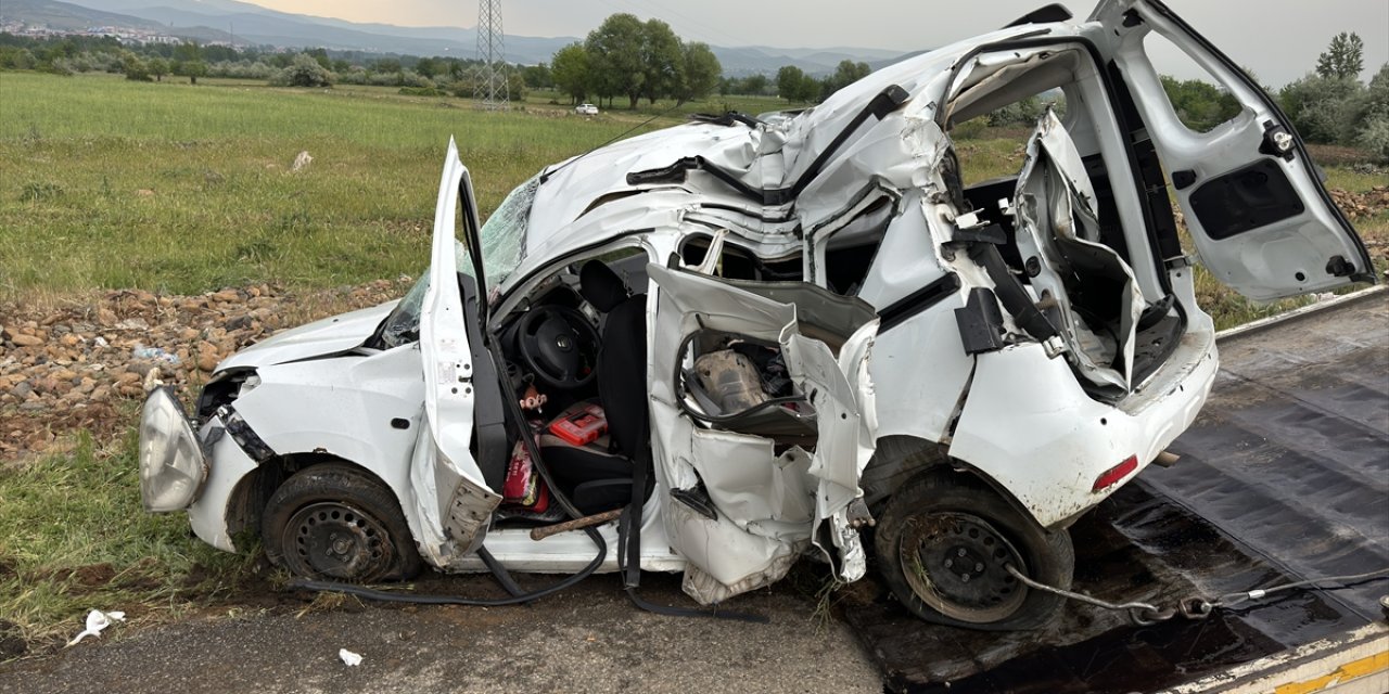 Bingöl'de trafik levhasına çarpan hafif ticari araçtaki 4 kişi yaralandı