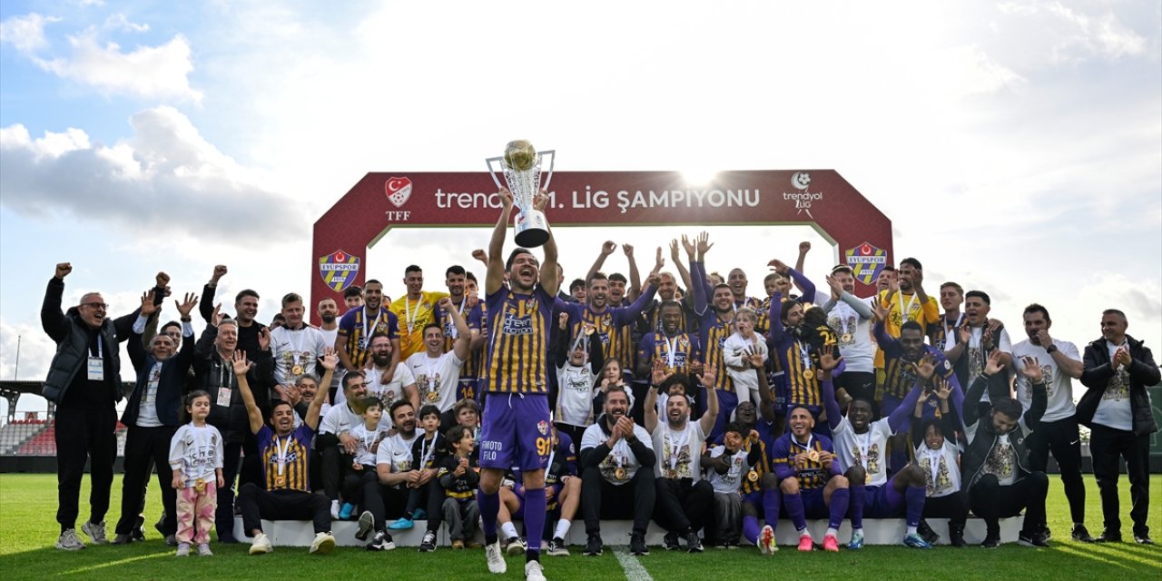 Trendyol 1. Lig'in şampiyonu Eyüpspor, kupasını aldı