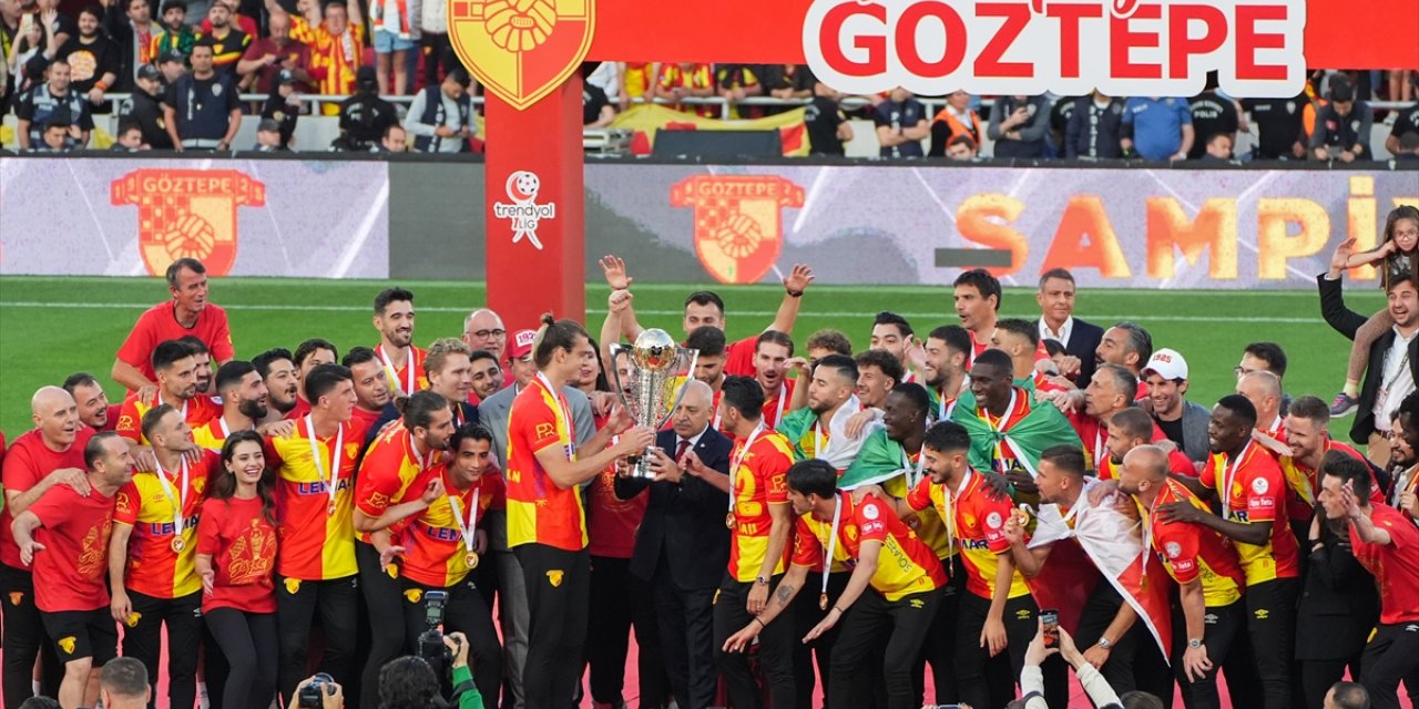 Süper Lig'e yükselen Göztepe, kupasını aldı