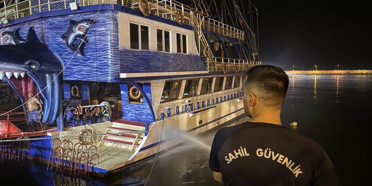 Antalya'da yangın çıkan tur teknesi hasar gördü