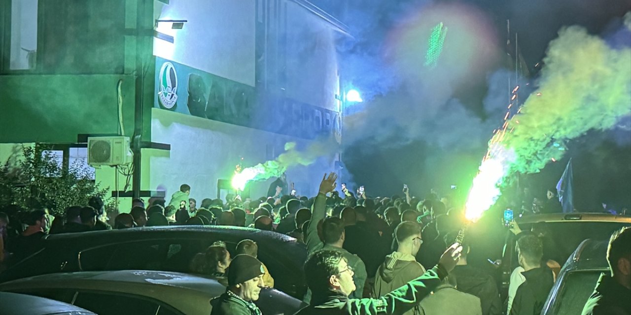 Trendyol 1. Lig'de play-off finaline kalan Sakaryaspor'u taraftarları karşıladı