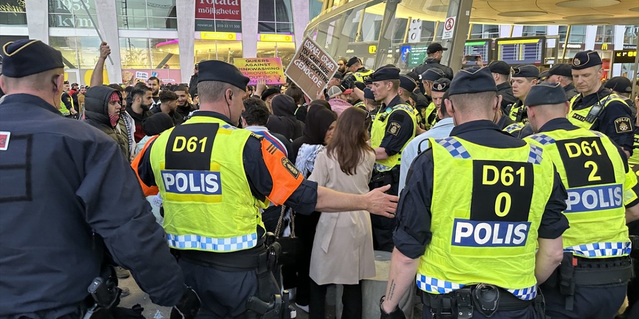 Eurovision'un düzenlendiği Malmö Arena önünde İsrail'i protesto edenlerden 10 kişi gözaltına alındı