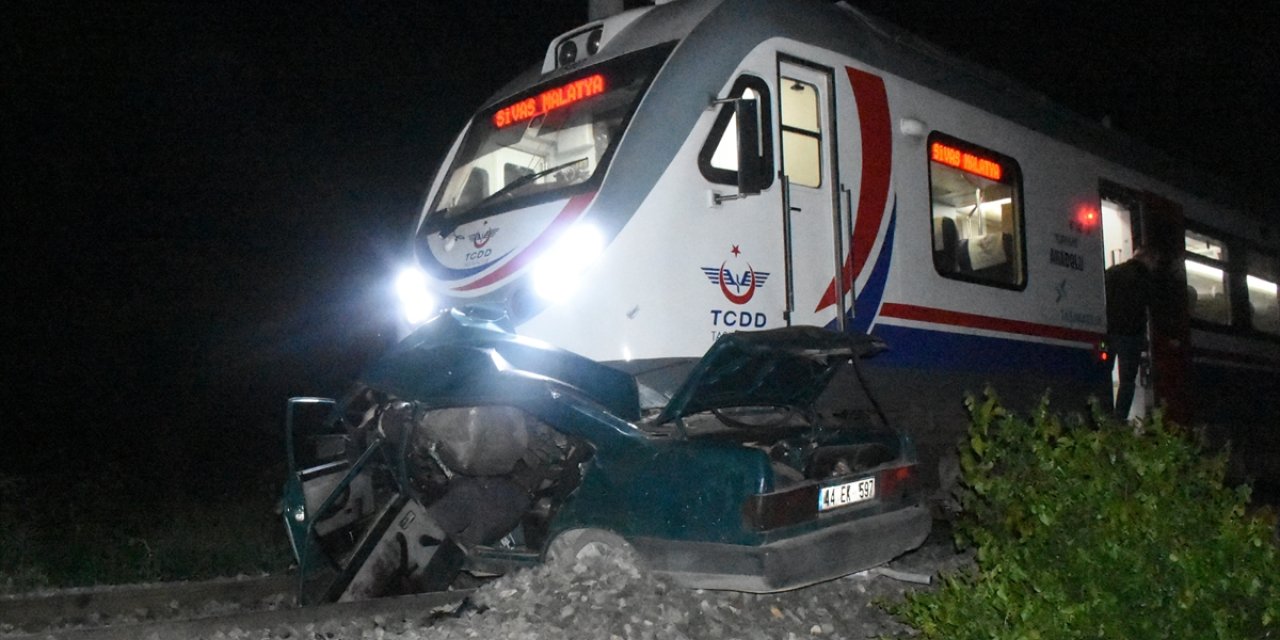 Malatya'da yolcu treninin çarptığı otomobilin sürücüsü öldü