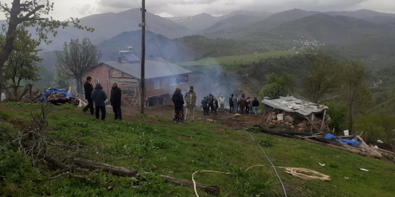 Sivas'ta yıldırım isabet eden samanlık yandı