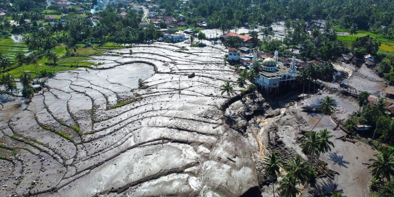 Endonezya'da heyelan ve seller nedeniyle en az 28 kişi yaşamını yitirdi