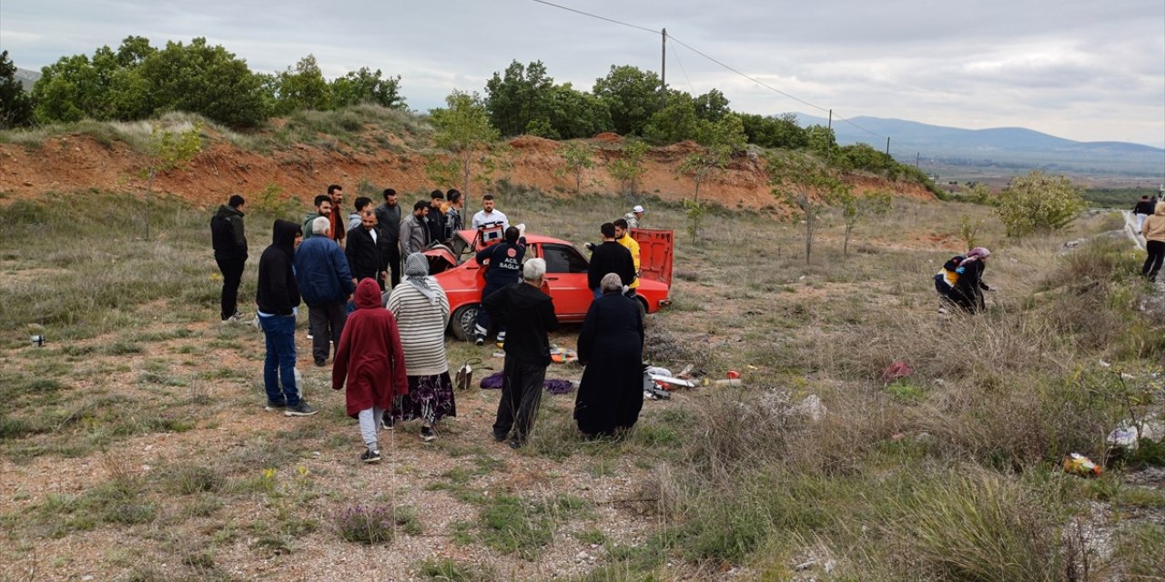 Kütahya'da kamyonetin otomobile arkadan çarptığı kazada 1 kişi öldü, 5 kişi yaralandı