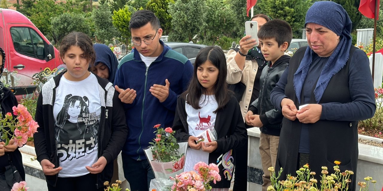 Hatay'da 3 kardeş, depremde ölen anne ve babasının mezarını ziyaret etti