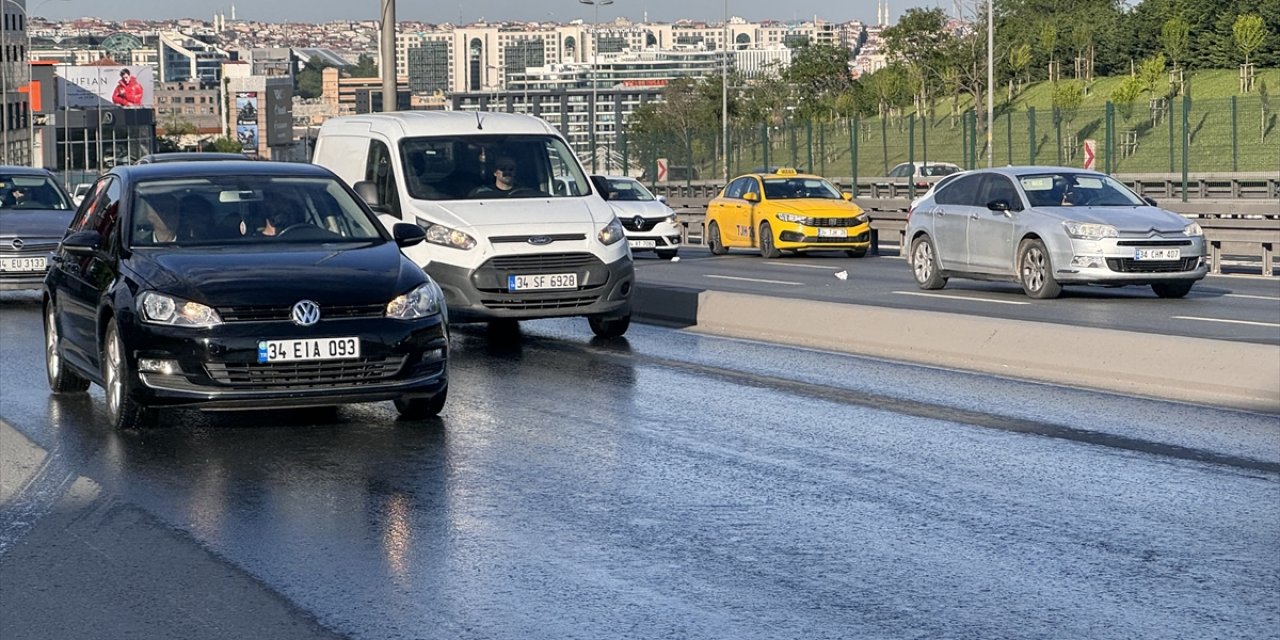 E-5 yan yolda patlayan kanalizasyon hattının kokusu çevrede rahatsızlık uyandırıyor