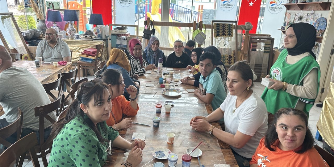 Hatay'da Engelliler Haftası dolayısıyla çini boyama etkinliği düzenlendi