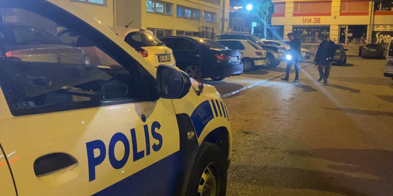 Kayseri'de çıkan bıçaklı kavgada 2 kişi yaralandı