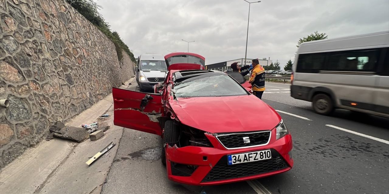 Kocaeli'de tıra çarpan otomobildeki 3 kişi yaralandı