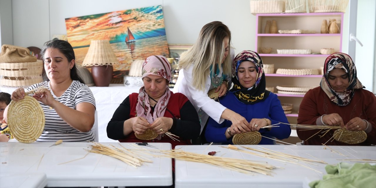 Hatay'da buğday sapları depremzede kadınların elinde dekoratif ürüne dönüşüyor