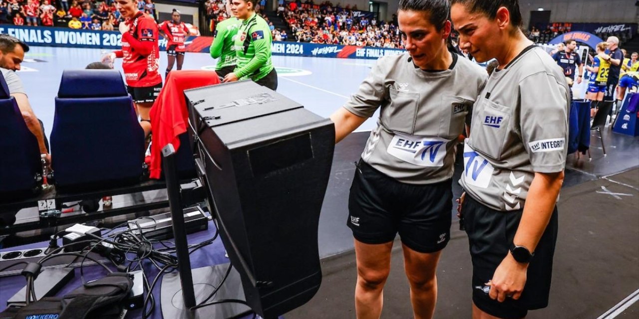 Hentbol hakemleri Hatipoğlu ve Şimşek, EHF Kadınlar Avrupa Ligi final maçını yönetti