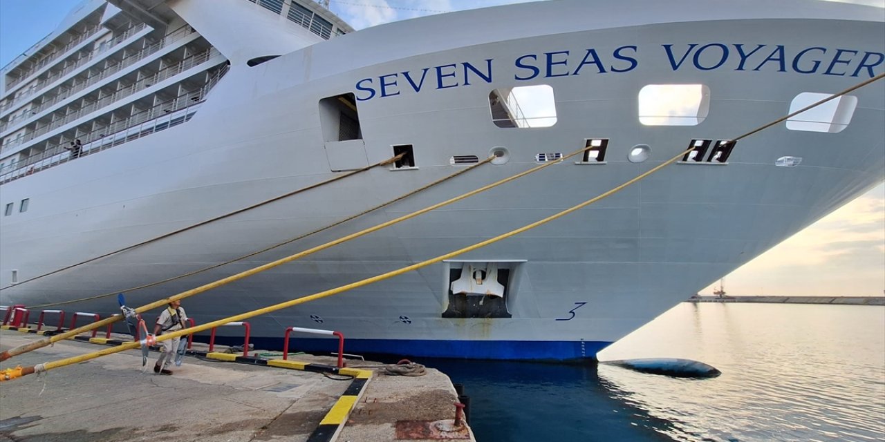 Lüks yolcu gemisi "Seven Seas Voyager" Antalya Limanı'na demirledi