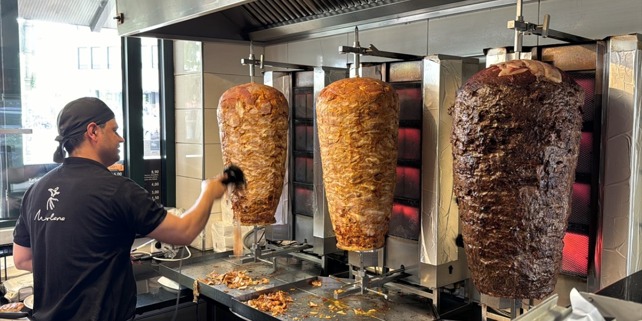 Türk iş insanı 28 ülkeden çalışanıyla Almanya'daki restoranında misafirlerini ağırlıyor