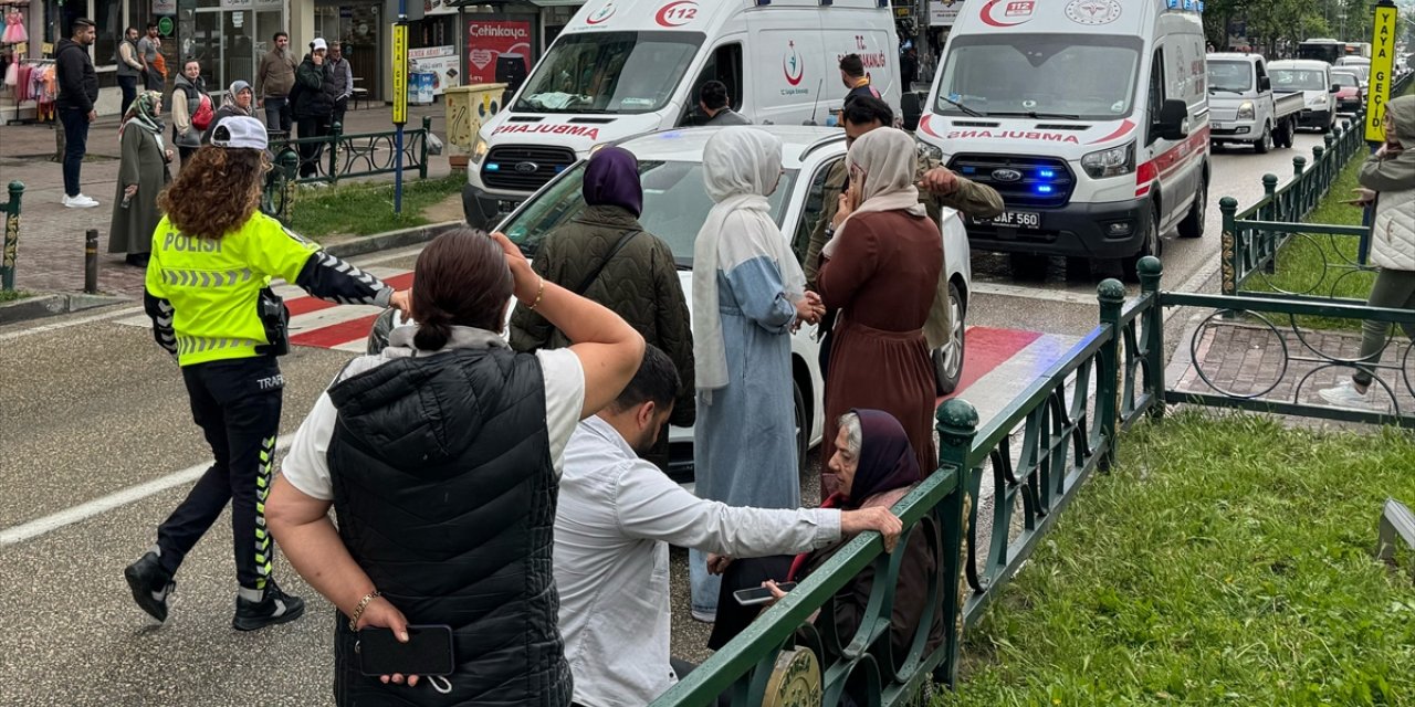 Bursa'da yaya geçidinde otomobilin çarptığı 2 kişi yaralandı