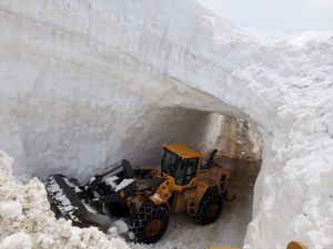 Hakkari'de kardan tüneller açtılar