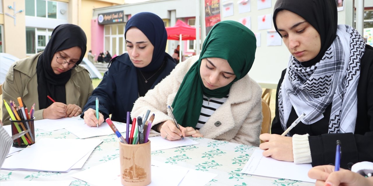 Tekirdağ'da üniversite öğrencileri Filistinli anneler için mektup yazdı