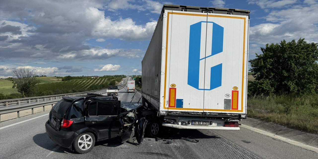 Edirne'de tıra çarpan otomobilin sürücüsü yaralandı