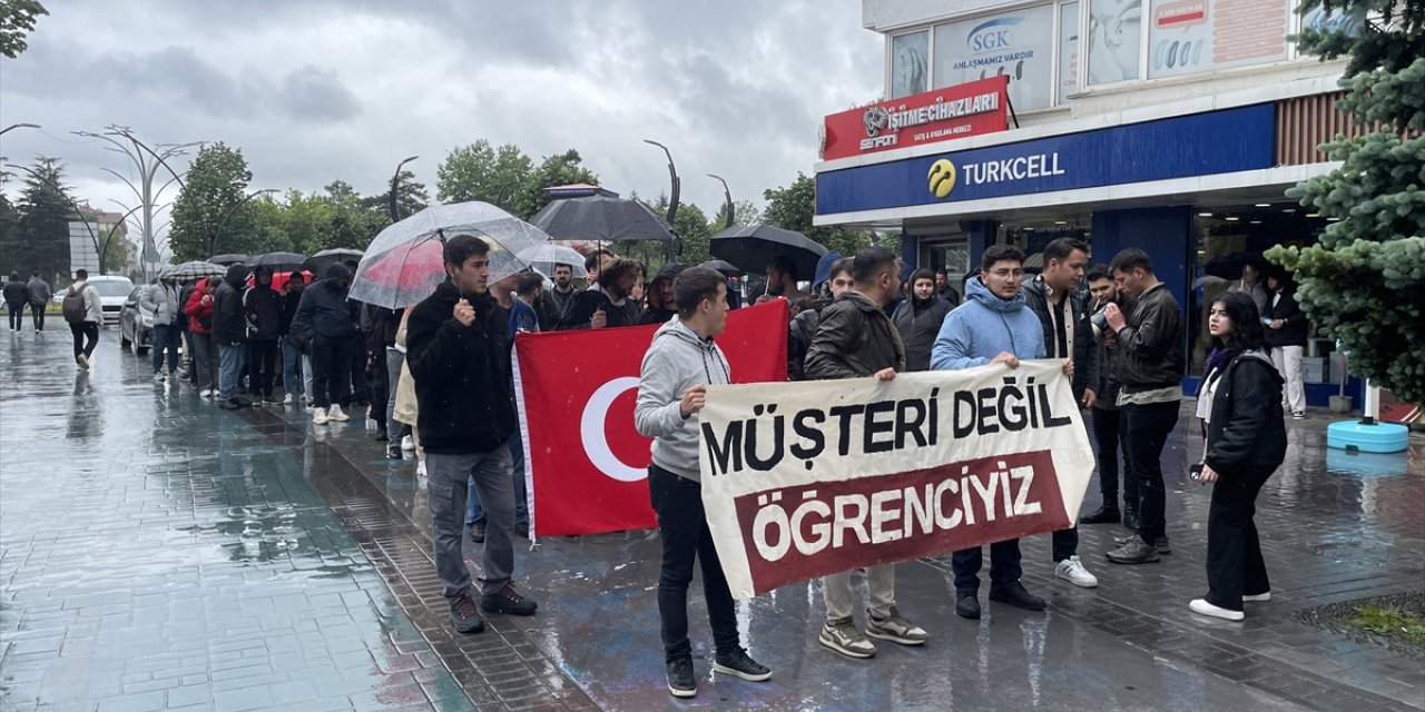 Bolu'da üniversite öğrencileri, ulaşım zammını protesto etti