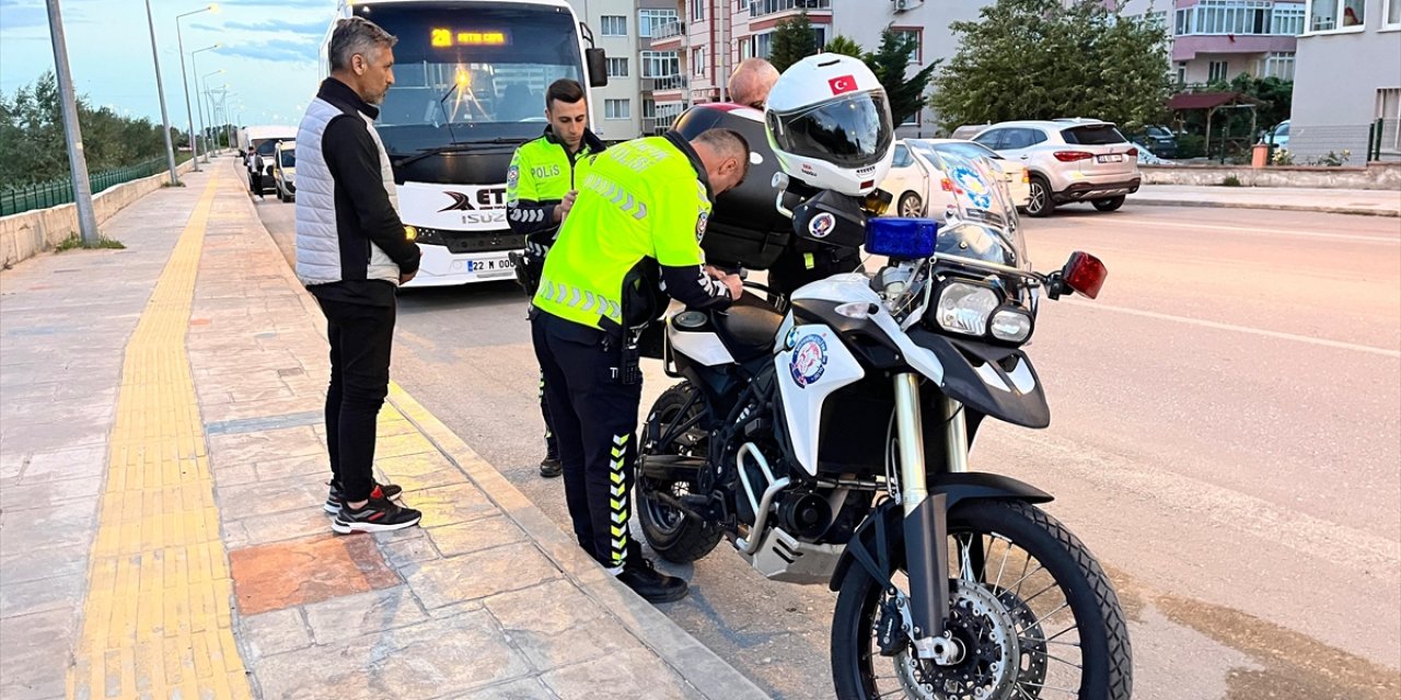 Edirne'de alkollü yolcu minibüsü şoförü yolcuların dikkati sayesinde yakalandı