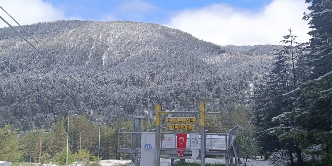 Yıldıztepe Kayak Merkezi'nde mayısta kar yağışı etkili oldu