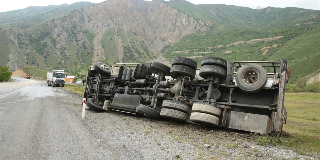 Hakkari'de yamaca çarpan minibüsteki 9 kişi yaralandı