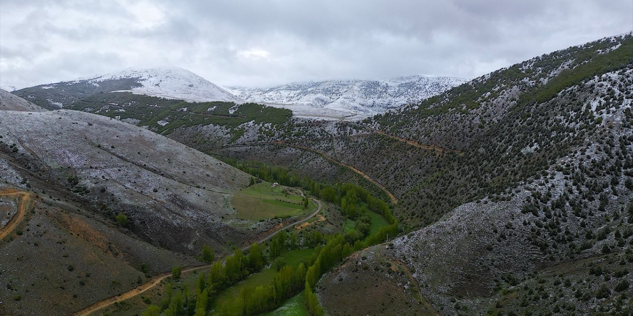 Bayburt ve Gümüşhane'nin yüksek kesimlerinde kar yağışı