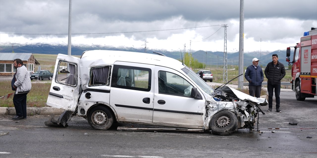 Erzurum'da tır ile hafif ticari aracın karıştığı kazada 4 kişi yaralandı