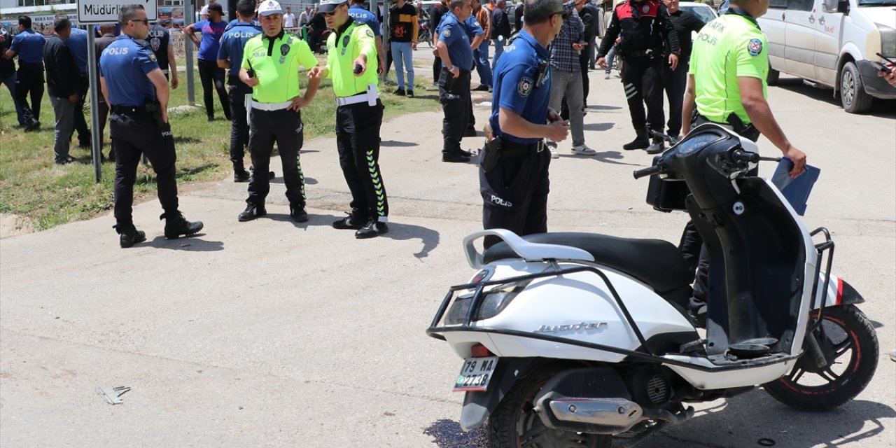 Kilis'te briket yüklü tır ile motosikletin çarpıştığı kazada 1 kişi öldü, 1 kişi yaralandı