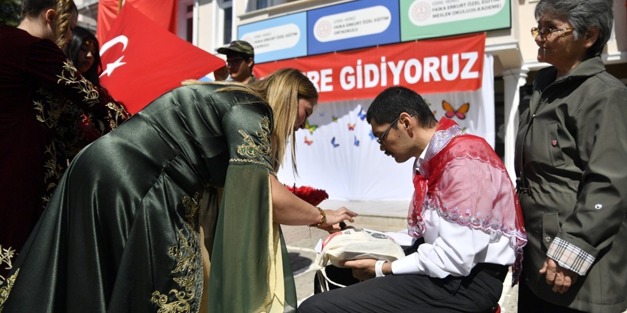 Edirne'de temsili askerlik yapacak engelli öğrencilere "asker kınası" yakıldı