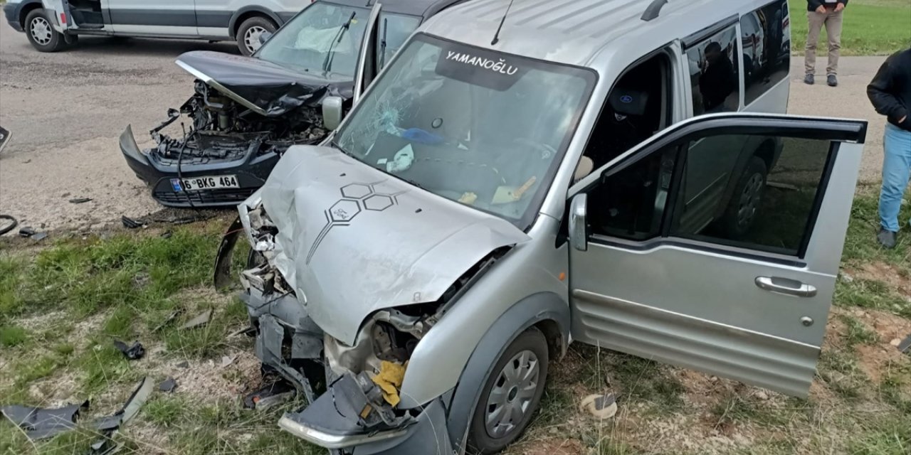 Sivas'ta hafif ticari araçla otomobilin çarpıştığı kazada 4 kişi yaralandı