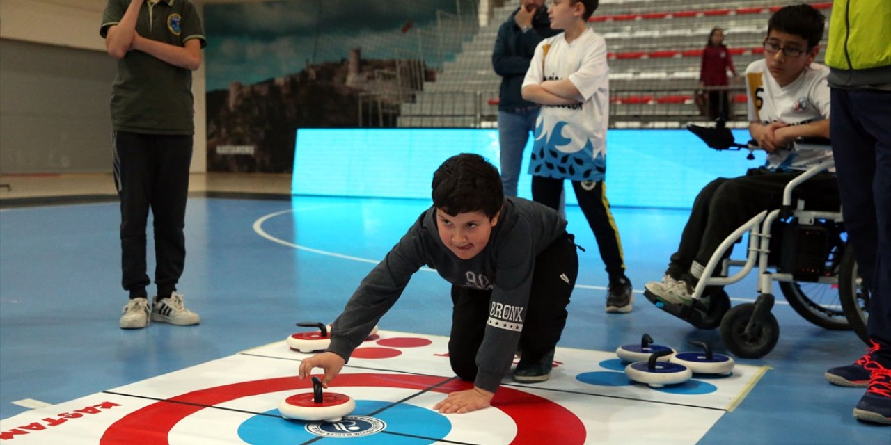Kastamonu'da özel öğrencilerin yarıştığı floor curling turnuvası başladı
