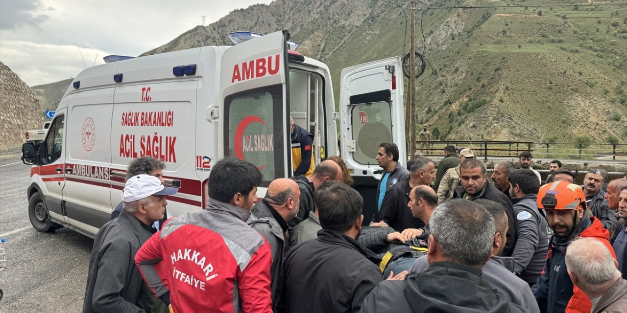 Hakkari'de köprüden dereye düşen küreme aracındaki 2 kişi yaralandı