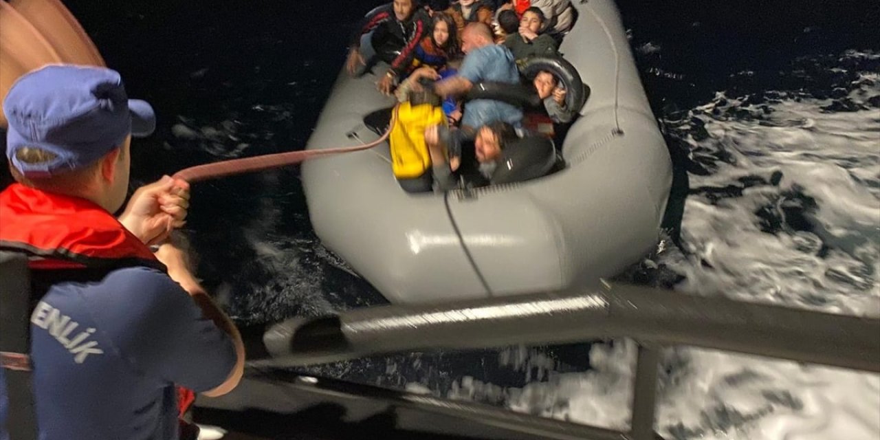 İzmir açıklarında botları arızalanan 26 düzensiz göçmen kurtarıldı