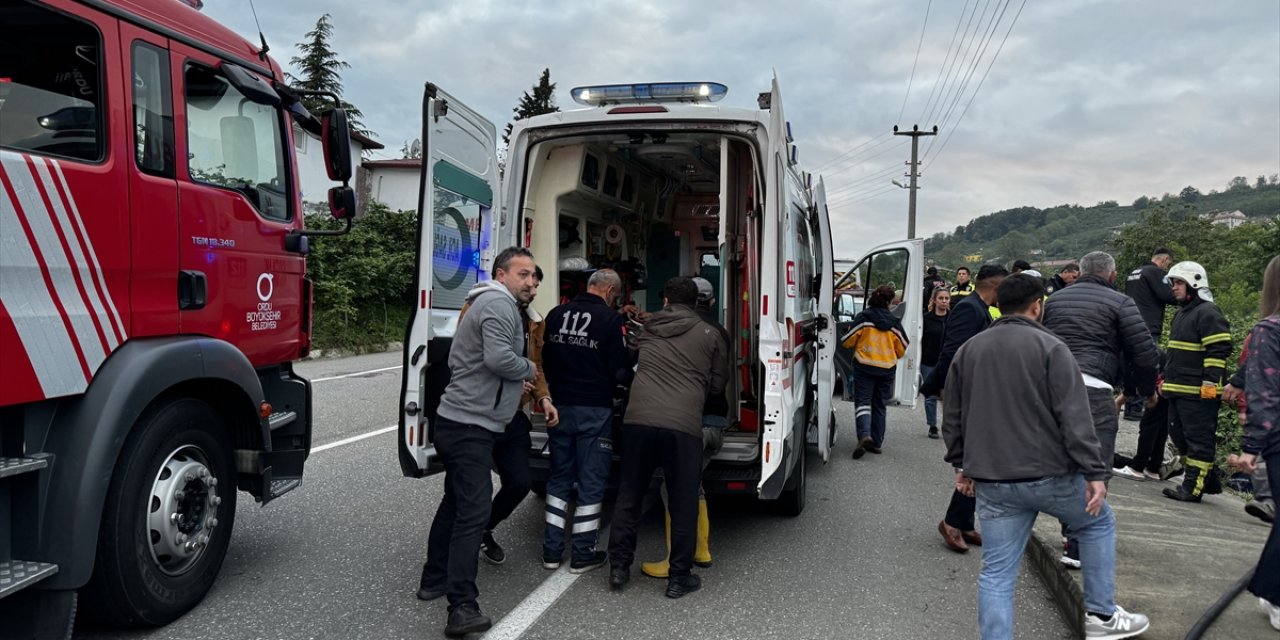 Ordu'da hafif ticari aracın devrildiği kazada 5 kişi yaralandı