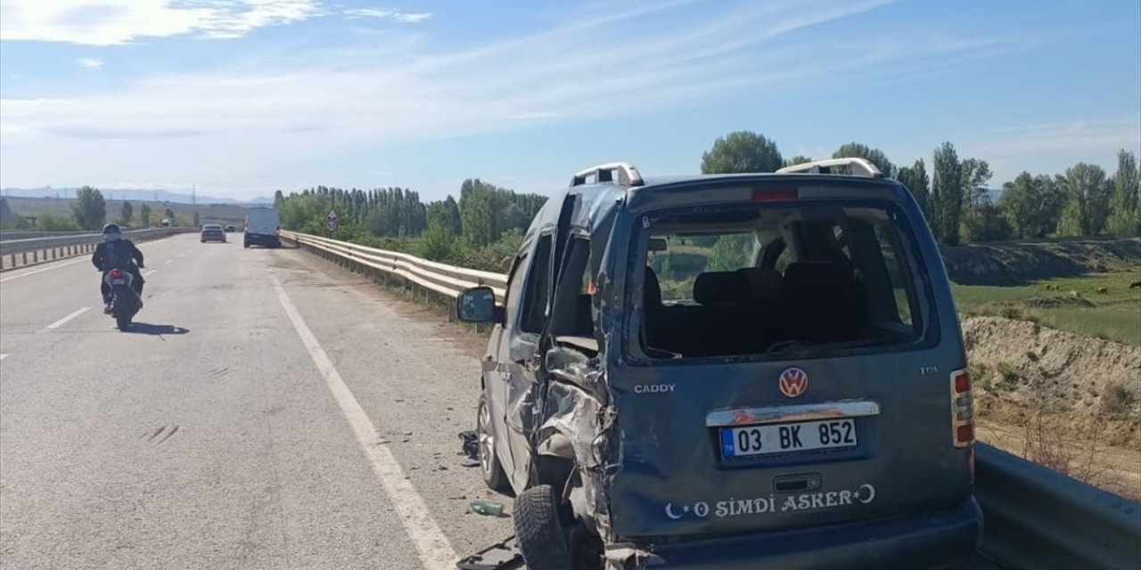 Afyonkarahisar'da kamyonetin hafif ticari araca çarpması sonucu 5 kişi yaralandı