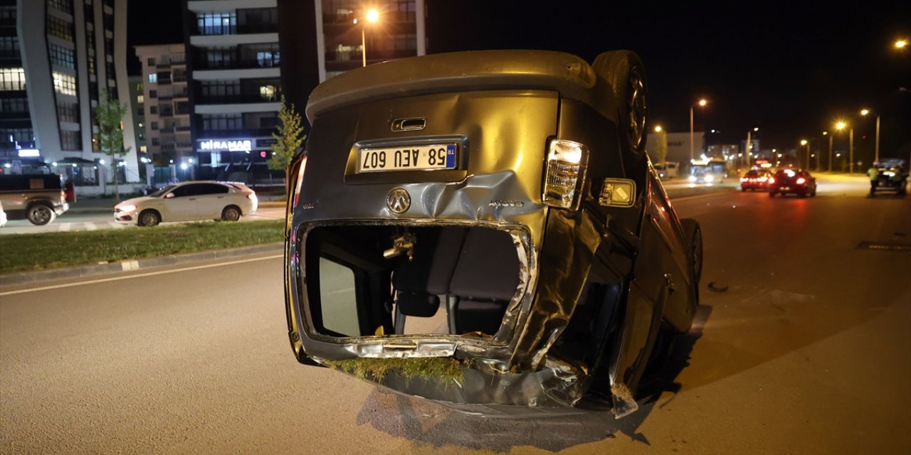 Sivas'ta hafif ticari aracın devrildiği kazada 6 kişi yaralandı