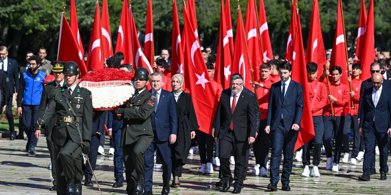 Gençlik ve Spor Bakanı Bak ile beraberindeki heyet Anıtkabir'i ziyaret etti