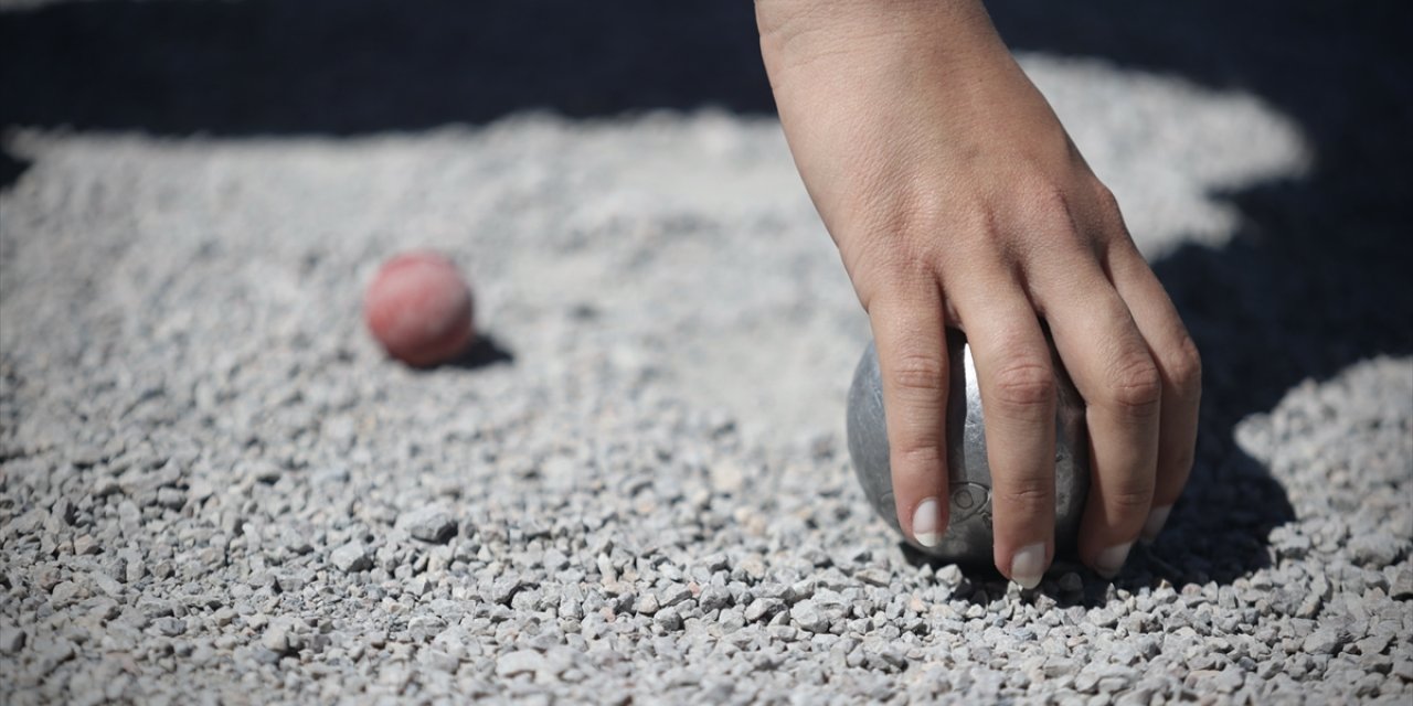 Okul bahçesinde bocce çalışan öğrenciler, Türkiye Şampiyonası'ndan madalyalarla döndü