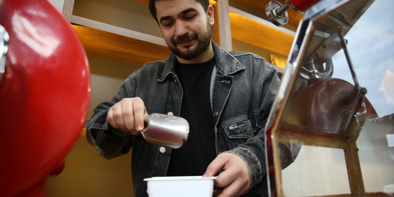 Depremde ölen ağabeyiyle oluşturduğu kahve markasını prefabrik çarşıda yaşatıyor