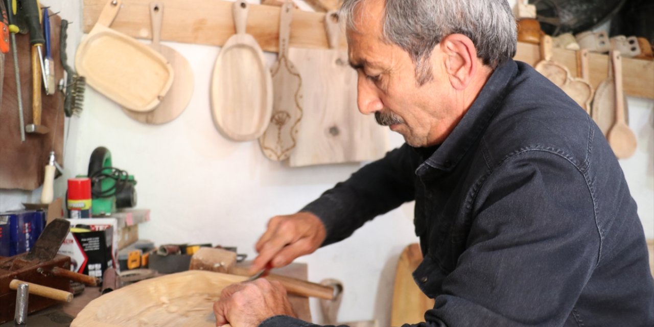 Erzurumlu ahşap ustası, atadan kalma malzemelerle mesleğini icra ediyor
