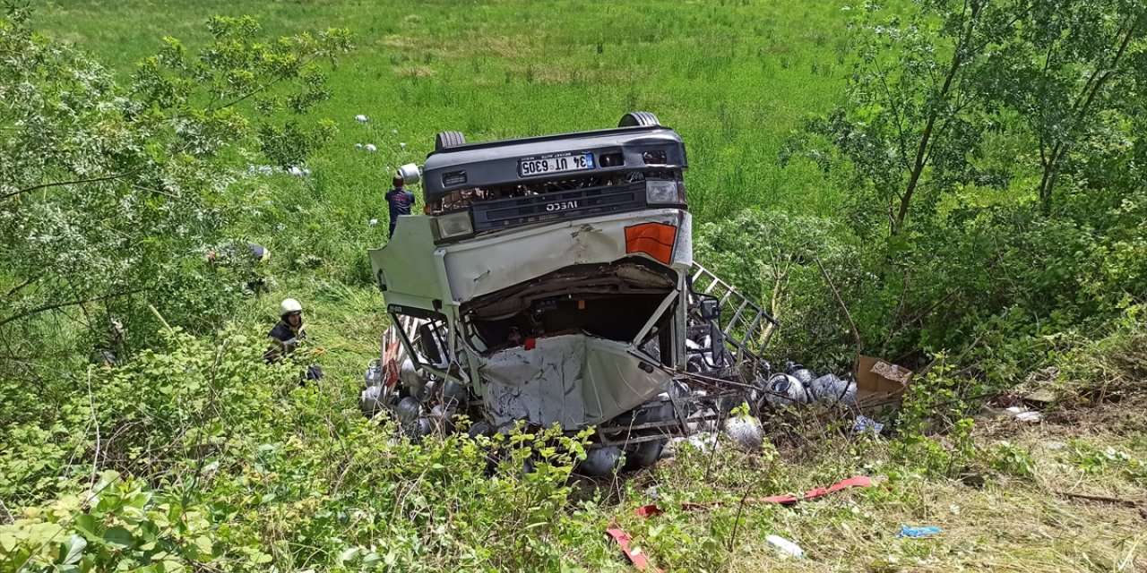Kocaeli'de tüp yüklü kamyonetle hafif ticari araç çarpıştı, 5 kişi yaralandı