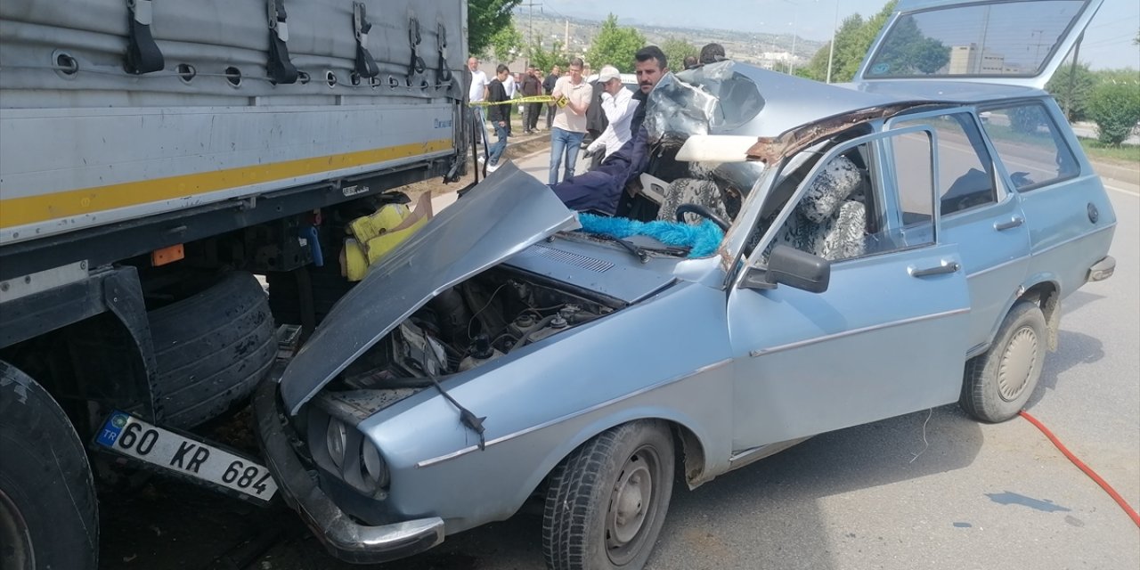 Tokat'ta otomobil park halindeki tıra çarptı, 1 kişi öldü