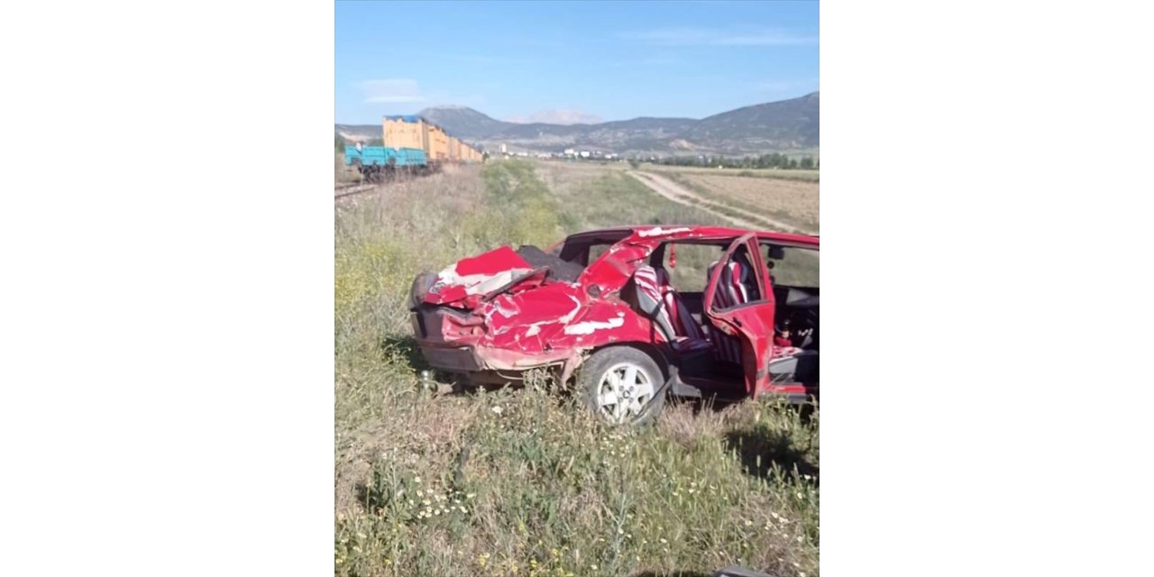 Isparta'da yük treninin çarptığı otomobildeki 3 kişi yaralandı