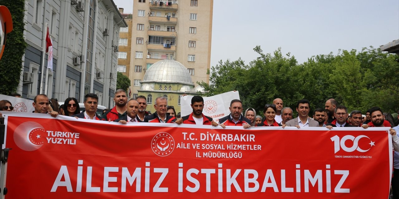 Diyarbakır, Siirt ve Bingöl'de Aile Haftası kapsamında yürüyüş düzenlendi