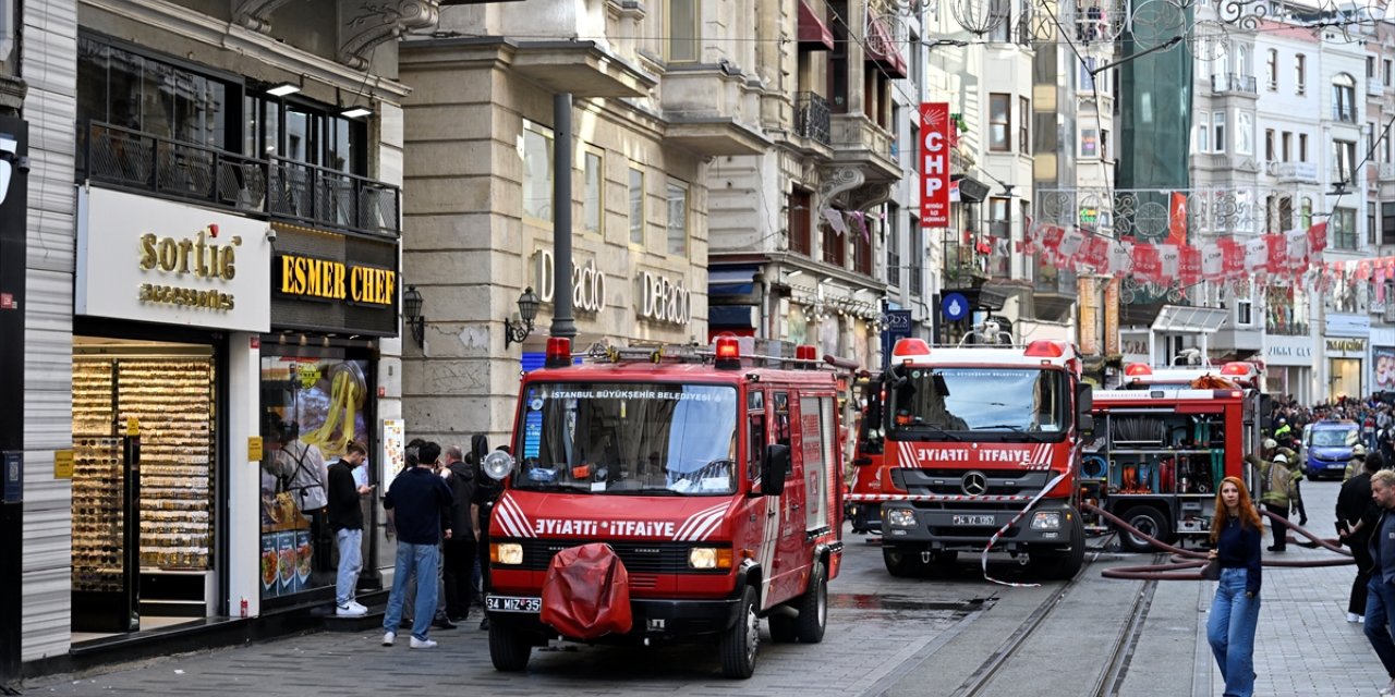 Taksim'de giyim mağazasının çatı katında çıkan yangın söndürüldü