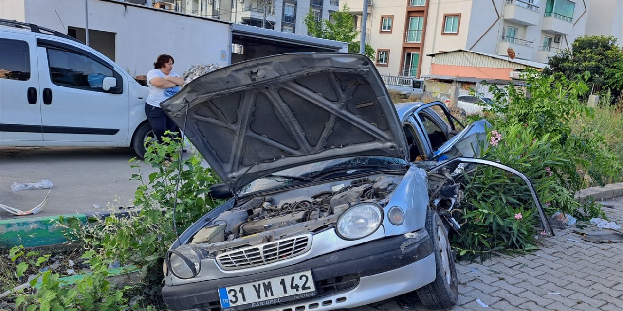 Hatay'da ambulansla iki otomobilin karıştığı kazada 3 kişi yaralandı