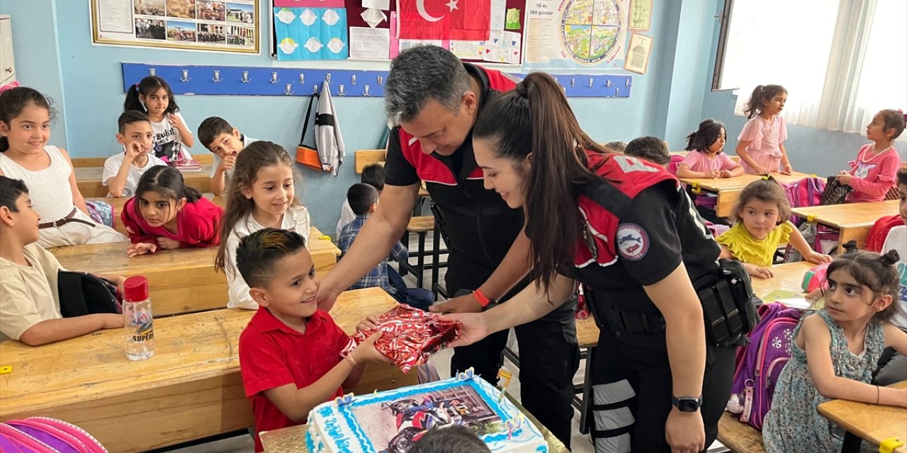 Diyarbakır'da polislerden öğrenciye doğum günü sürprizi