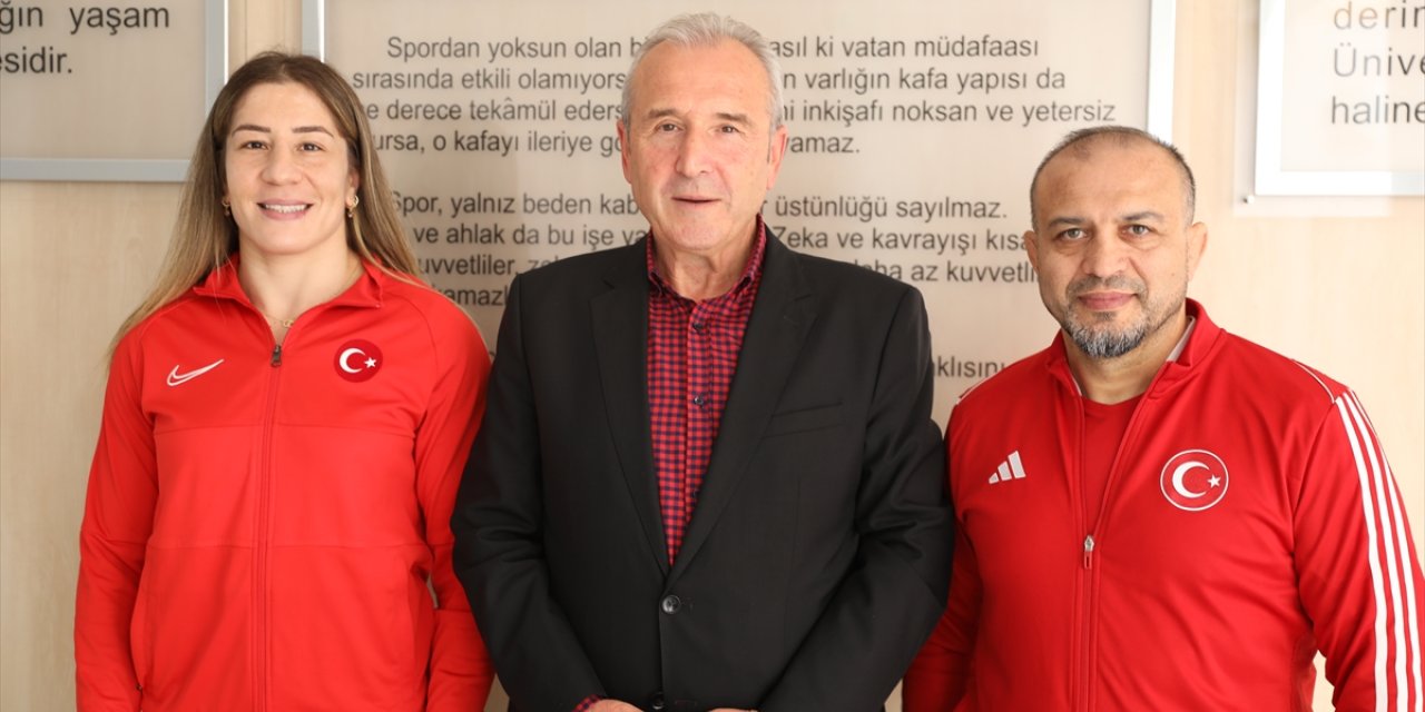 Dünya şampiyonu güreşçi Yasemin Adar Yiğit, Edirne'de BESYO öğrencileriyle buluştu